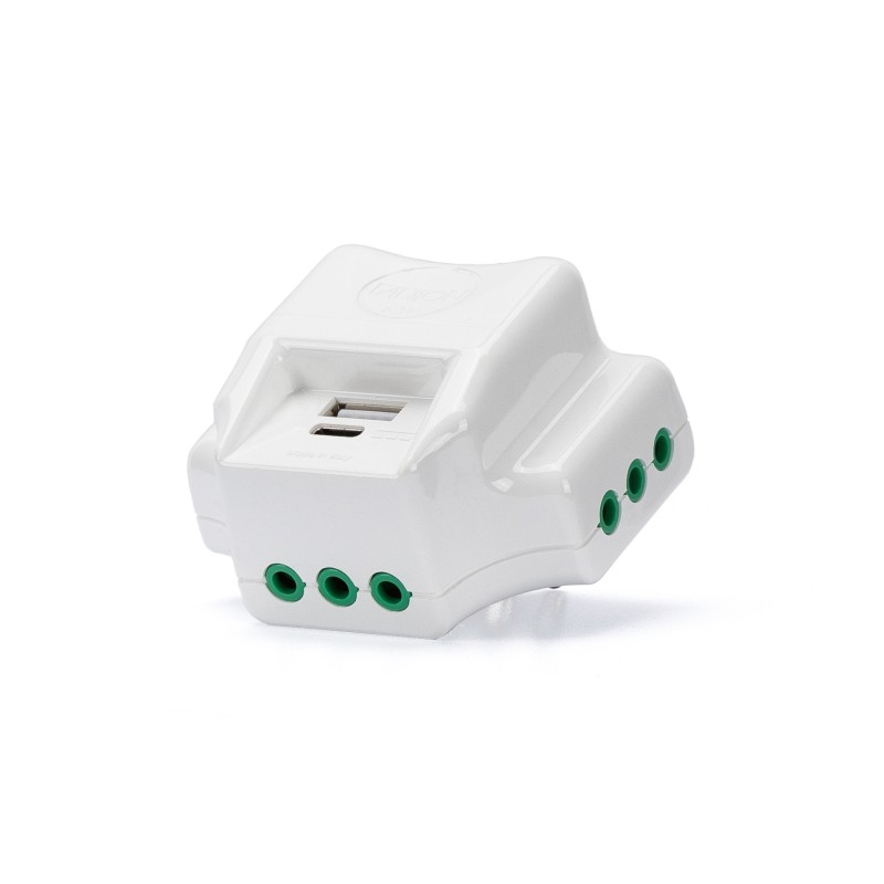 Adattatore triplo piatto con 3 prese 10A, 2 prese USB 3A e spina 10A.
